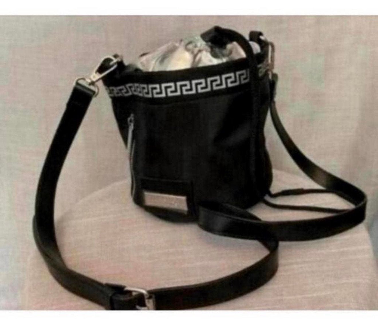 Versace Parfums Ronde Tas - Zwart & Zilver NIEUW parfum bag, Sieraden, Tassen en Uiterlijk, Zwart, Nieuw, Ophalen of Verzenden