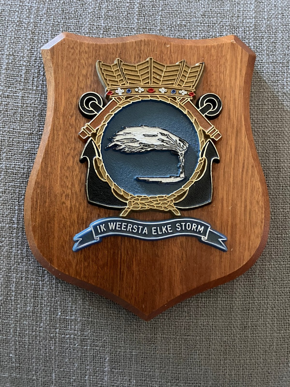 Wapenschild Marinekazerne Suffisant op Curaçao marine schild, Ophalen of Verzenden, Marine, Nederland, Embleem of Badge