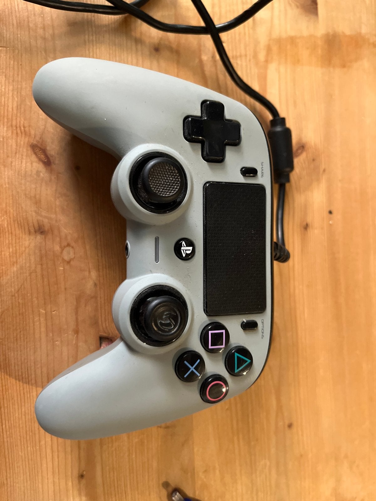 Foto 2 van Nacon Compact Controller bedraad voor PlayStation
