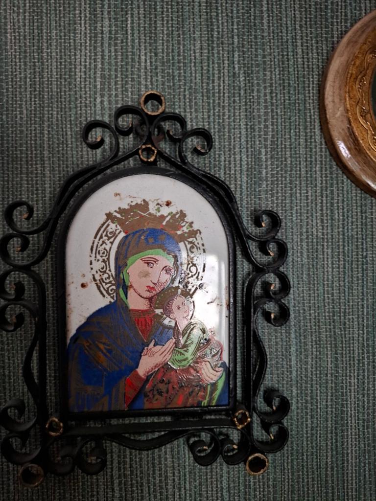 Vintage icoon Maria met kind in smeedijzeren lijstje, Antiek en Kunst, Antiek | Religie, Ophalen
