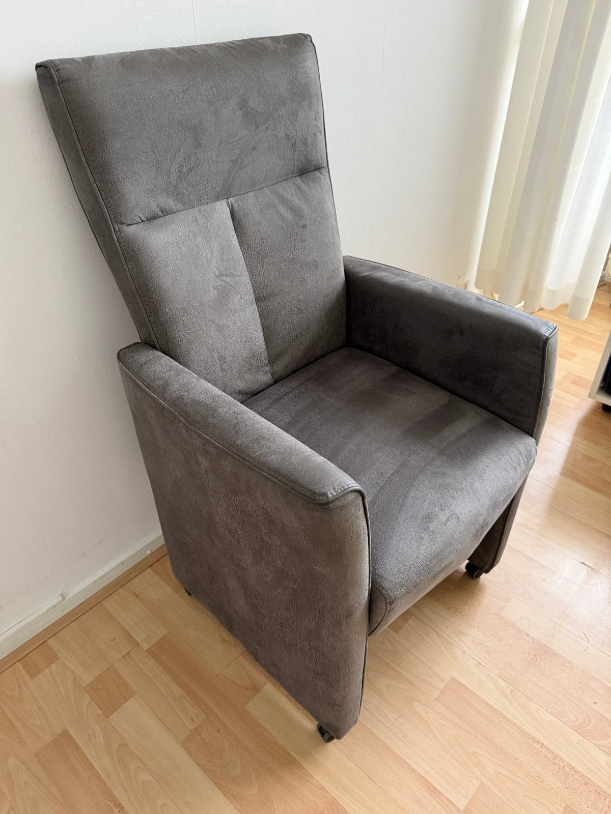 Comfortabele grijze stoel met armleuningen op wieltjes, Huis en Inrichting, Stoelen, Gebruikt, Eén, Stof, Grijs, Ophalen
