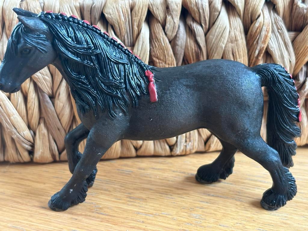 Schleich Friese merrie met rood vlechtwerk, Ophalen of Verzenden, Zo goed als nieuw, Jongen of Meisje