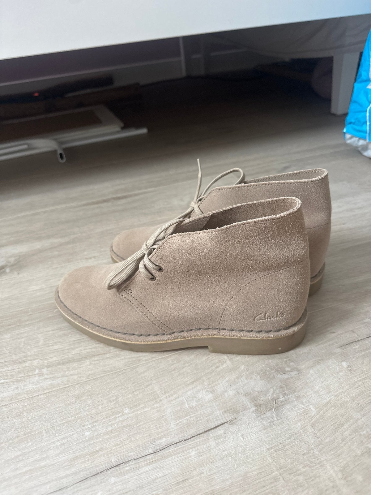 Nieuwe Clarks Desert Boot Beige Suède Maat 39,5, Beige, Lage of Enkellaarzen, Nieuw, Ophalen of Verzenden