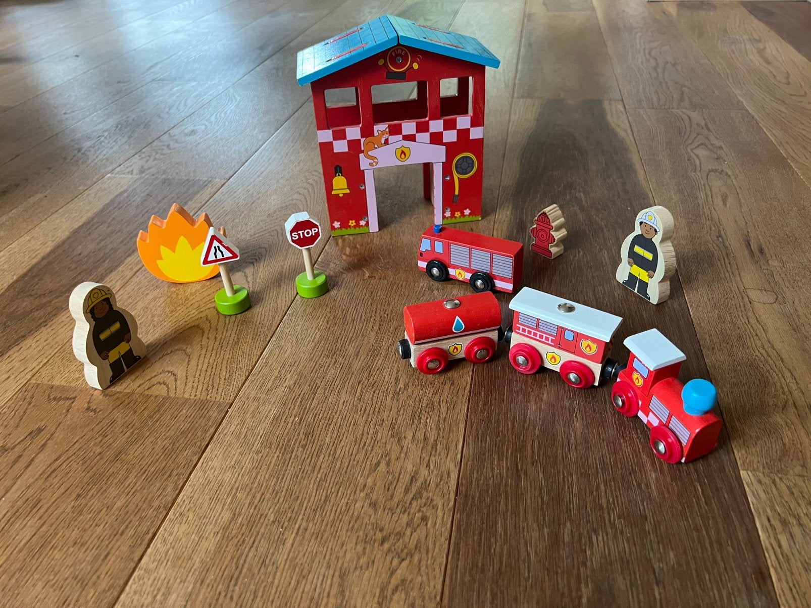 Bigjigs Houten Brandweerkazerne Speelset voor Brio treinsets, Kinderen en Baby's, Speelgoed | Houten speelgoed, Ophalen of Verzenden