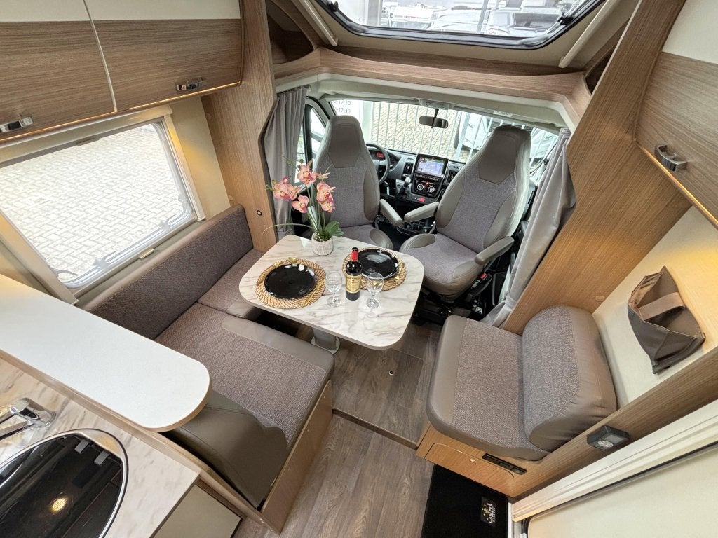 Carado T 449 QUEENSBED AUTOMAAT LEVELSYSTEEM 150PK !, Caravans en Kamperen, Campers, Automaat, Fiat, 7 tot 8 meter, Bedrijf