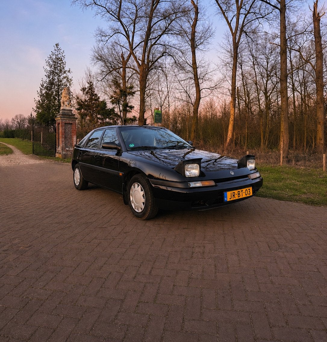 Mazda 323 1.6 I F Millionaire 16V 1994 Zwart, Auto's, Mazda, Voorwielaandrijving, 450 kg, 4 cilinders, 990 kg