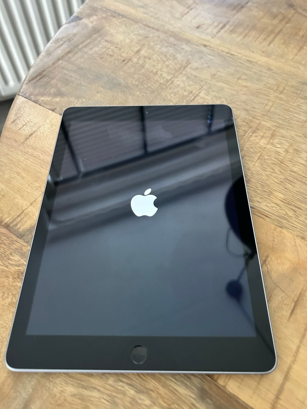 Apple iPad (6 ) - accu probleem, 10 inch, Gebruikt, Apple iPad, Ophalen of Verzenden