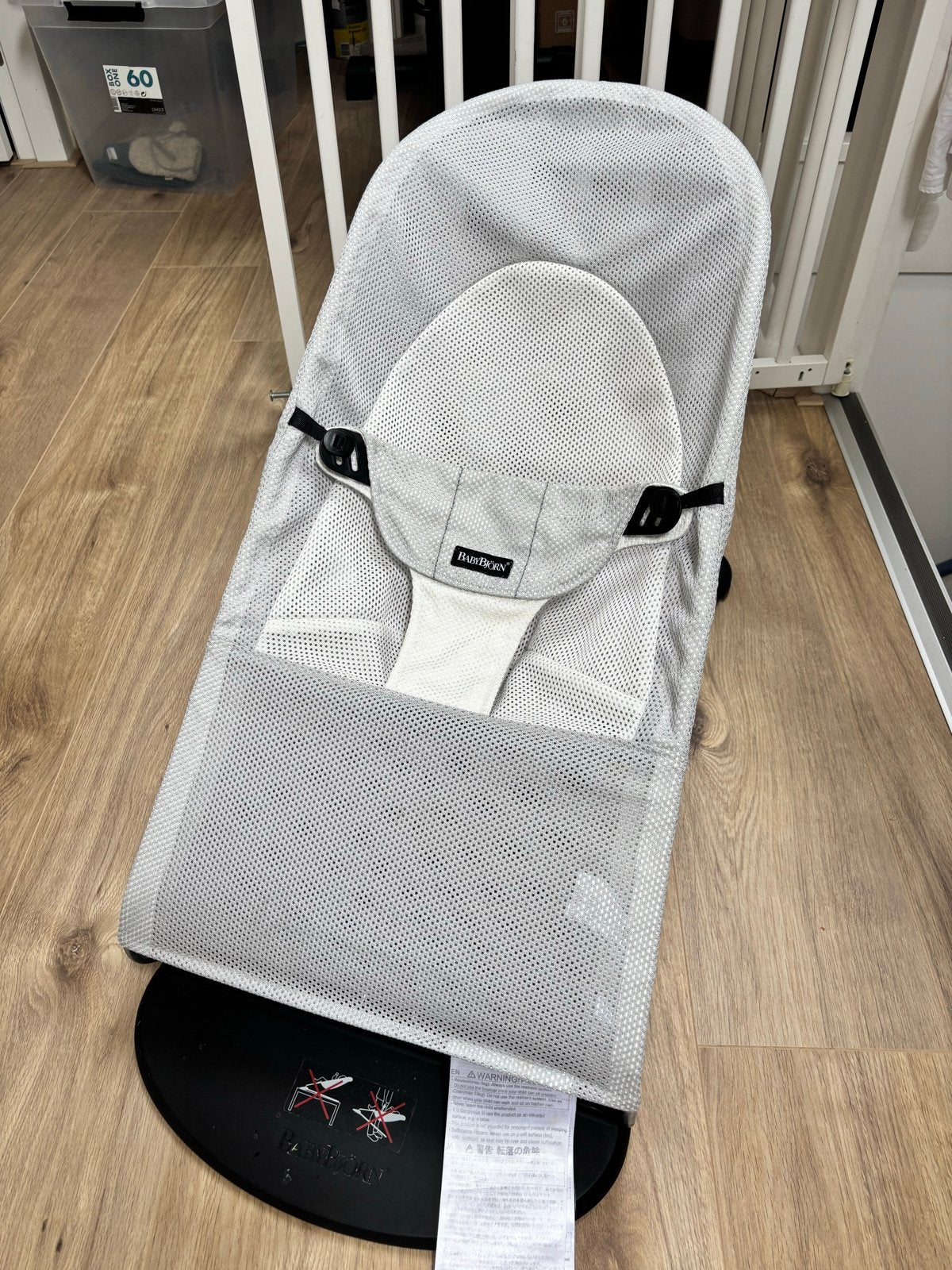 BabyBjorn Wipstoel Lichtgrijs met Wit - Fijne Stof, Overige merken, Gebruikt, Wipstoel, Ophalen of Verzenden