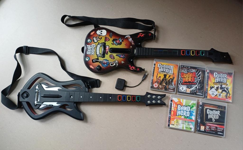 Guitar Hero pakket PS3, 2x gitaar, 5x game met adapter, Spelcomputers en Games, Muziek, Gebruikt, 2 spelers, Ophalen of Verzenden