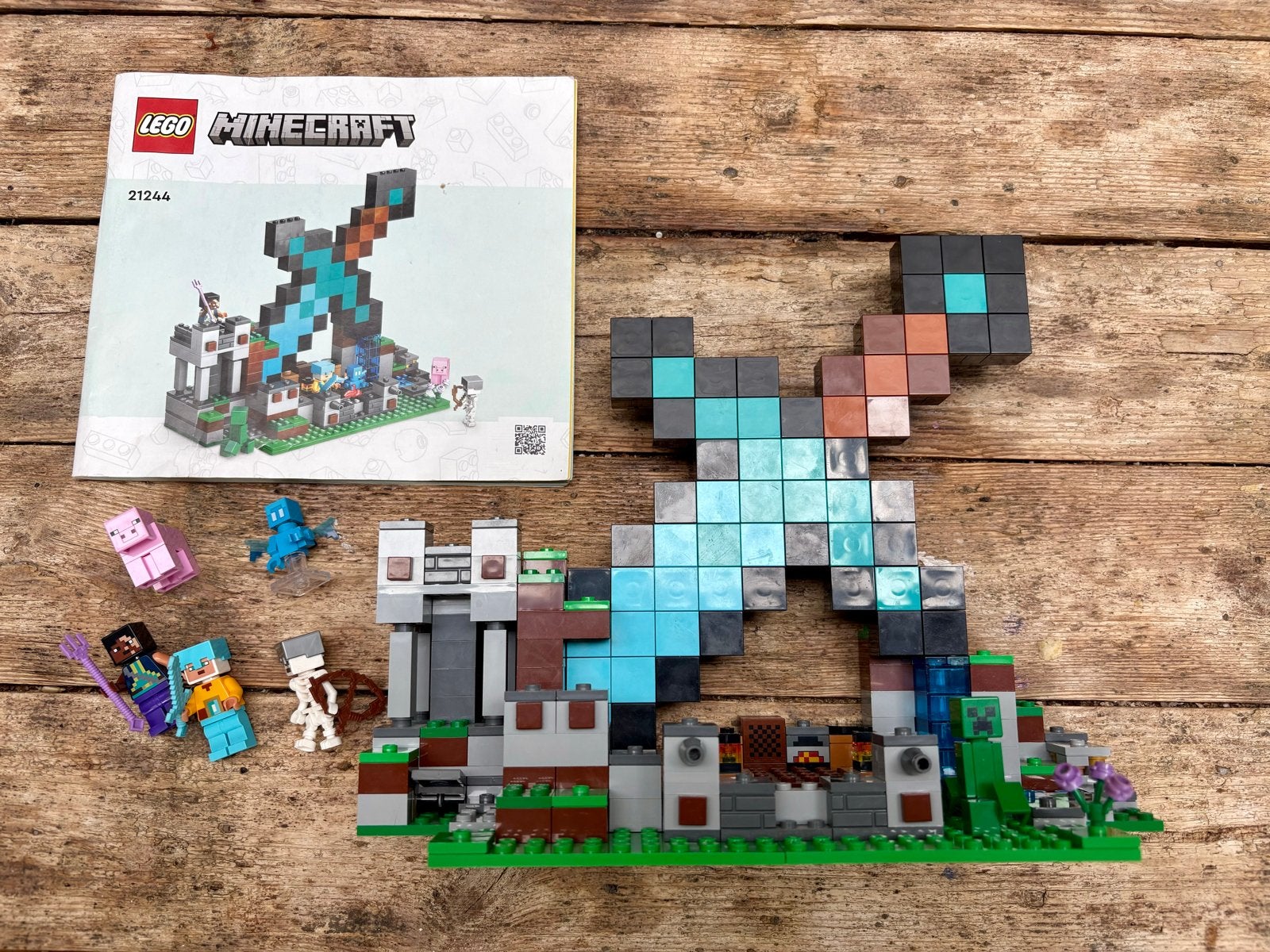 LEGO Minecraft 21244 De Zwaardbasis, Ophalen of Verzenden, Zo goed als nieuw, Overige merken
