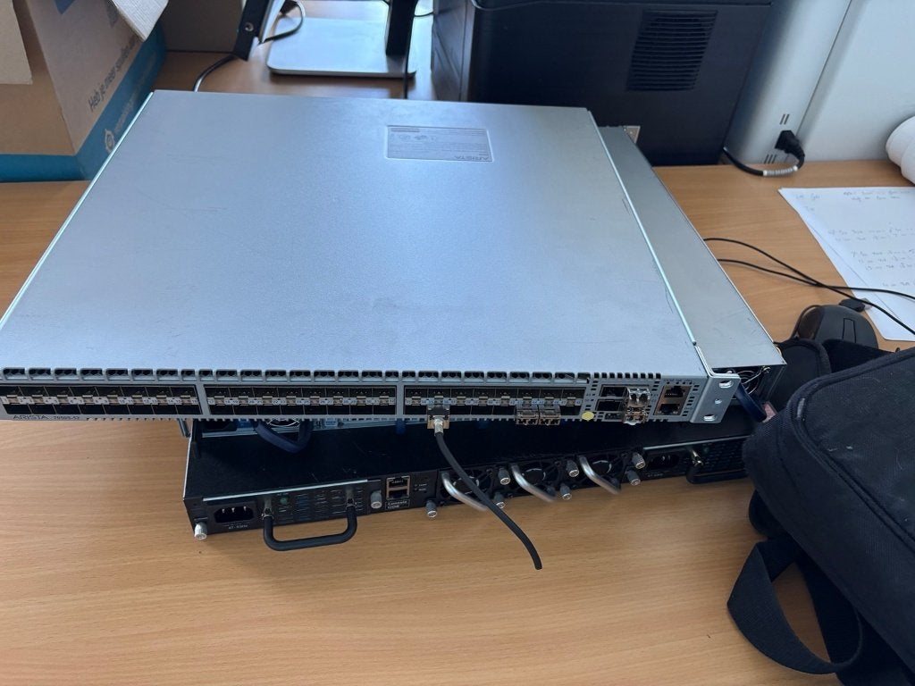 3x 10GbE Switch – Arista DCS-7050S-52 / 7050SX-64 +Dell 8024, Computers en Software, Ophalen of Verzenden, Gebruikt
