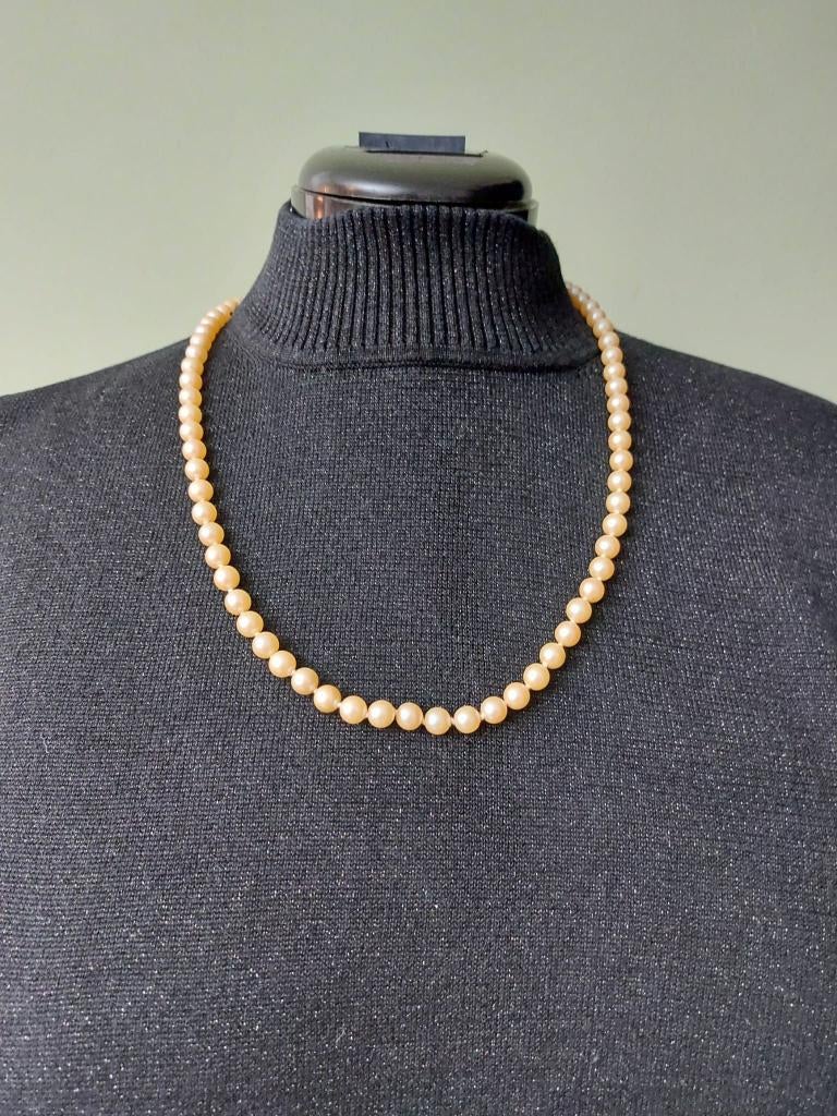 Parelketting geknoopt met decoratieve sluiting., Ophalen of Verzenden, Gebruikt, Wit, Overige materialen