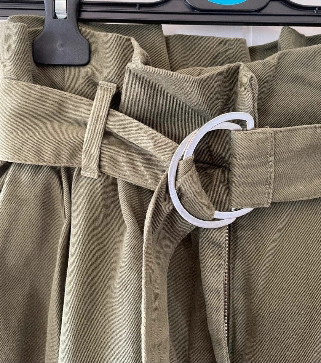 Primark kaki broek met ceintuur, Primark, Ophalen of Verzenden, Zo goed als nieuw, Maat 36 (S)