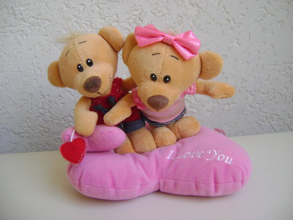 2 pluche knuffels op roze hart met jongen en meisjes hondjes, Zo goed als nieuw, Middelgroot (20 tot 80 cm), Roze, Wasbaar