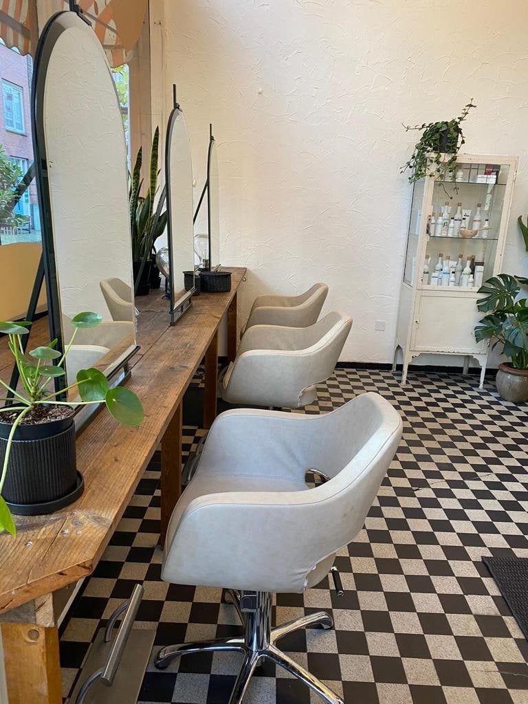 Kappersstoelen en spiegels voor saloninrichting