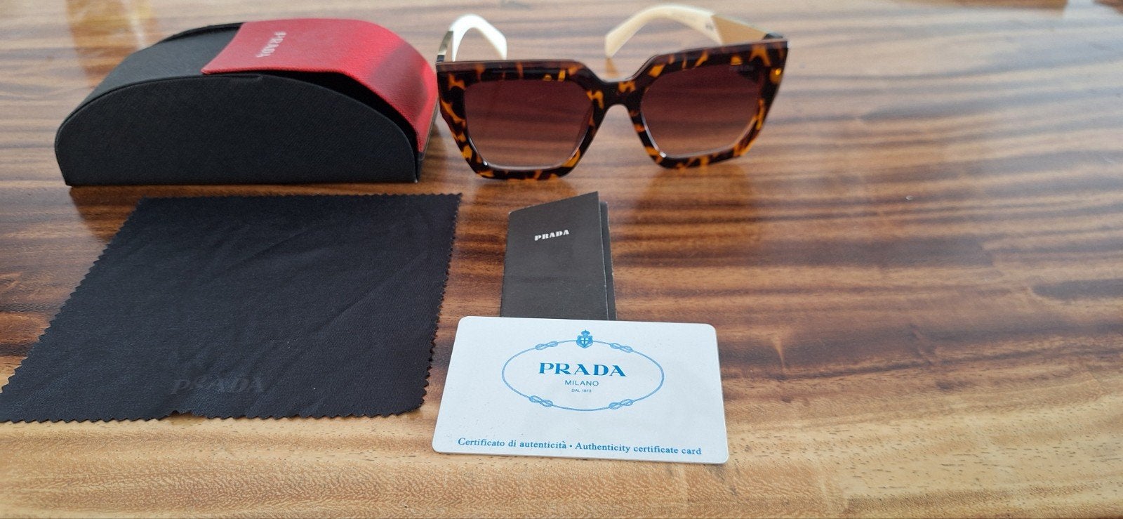 Prada Zonnebril met Certificaat en Etui - Zo goed als nieuw, Ophalen