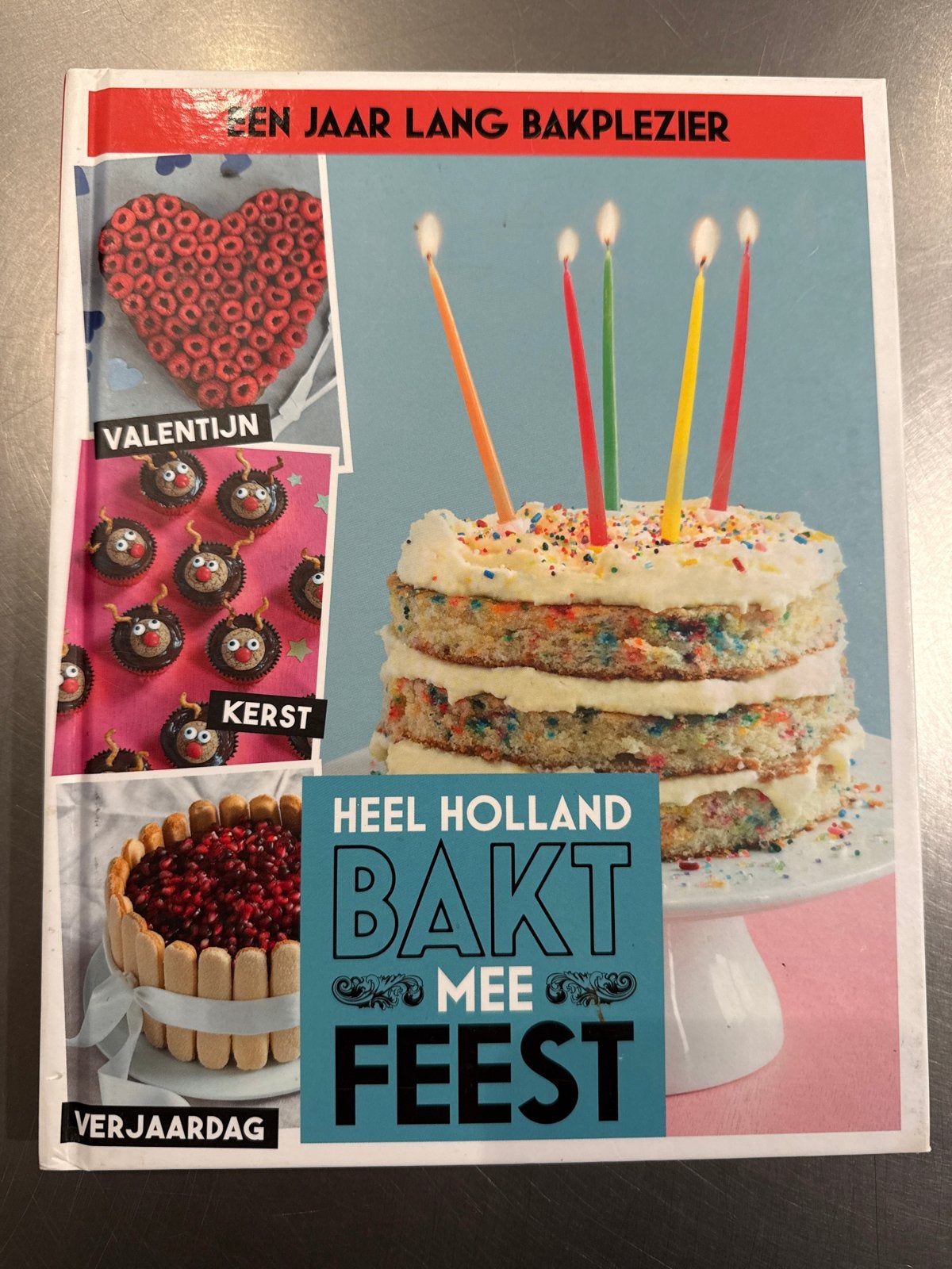 Heel Holland Bakt Mee Feest - Een Jaar Lang Bakplezier, Boeken, Ophalen of Verzenden, Zo goed als nieuw, Overige gebieden, Taart, Gebak en Desserts