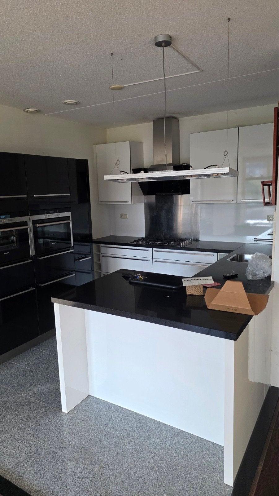 Moderne U-keuken met Siemens apparatuur en kookeiland, Huis en Inrichting, Keuken | Complete keukens, Ophalen, Gebruikt, Wit, Composiet