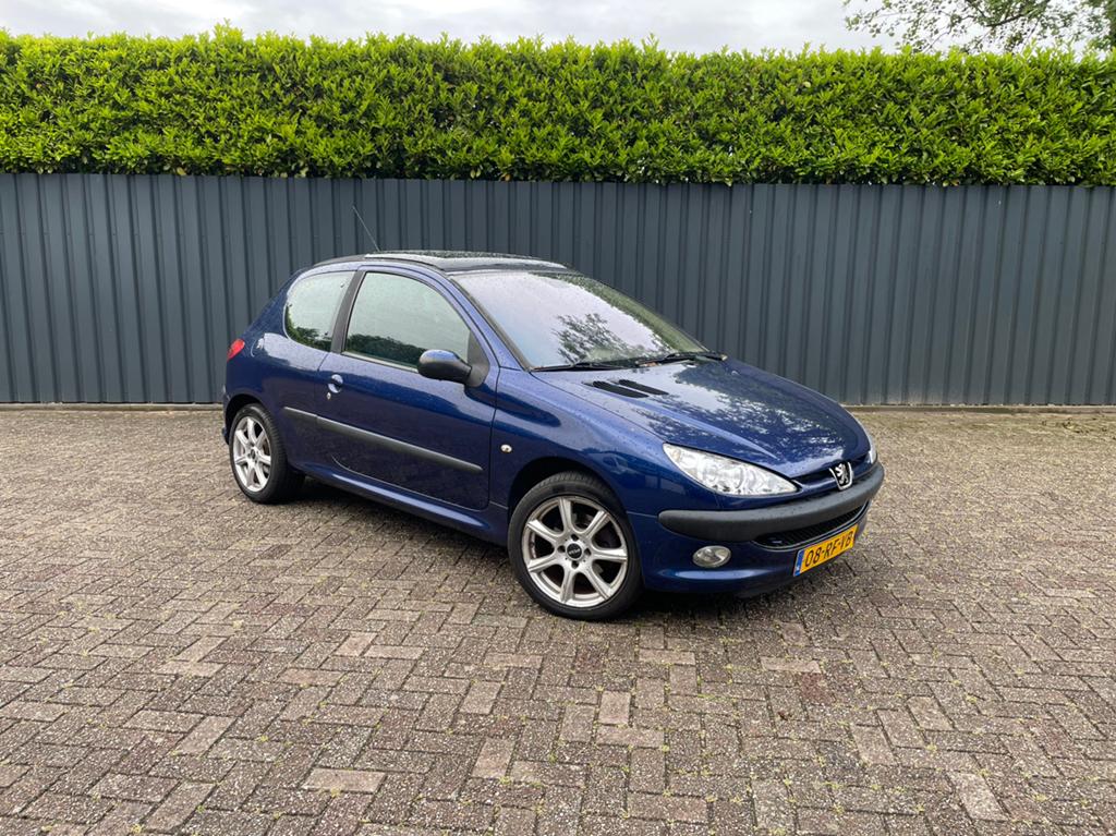 Peugeot 206 1.6 16V XT 3D AUT 2005 Blauw, 1025 kg, 40 €/maand, 4 cilinders, Blauw
