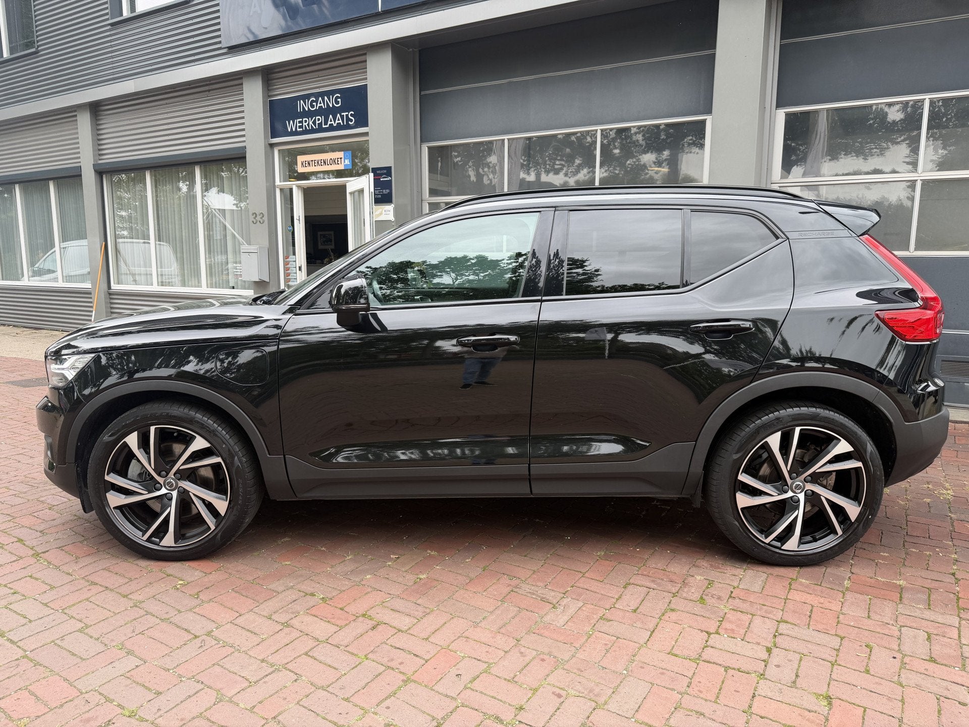 Volvo XC40 1.5 T5 Recharge Inscription | LED | Dark | 20" |, Dealer onderhouden, Leder en Stof, Zwart, Bedrijf