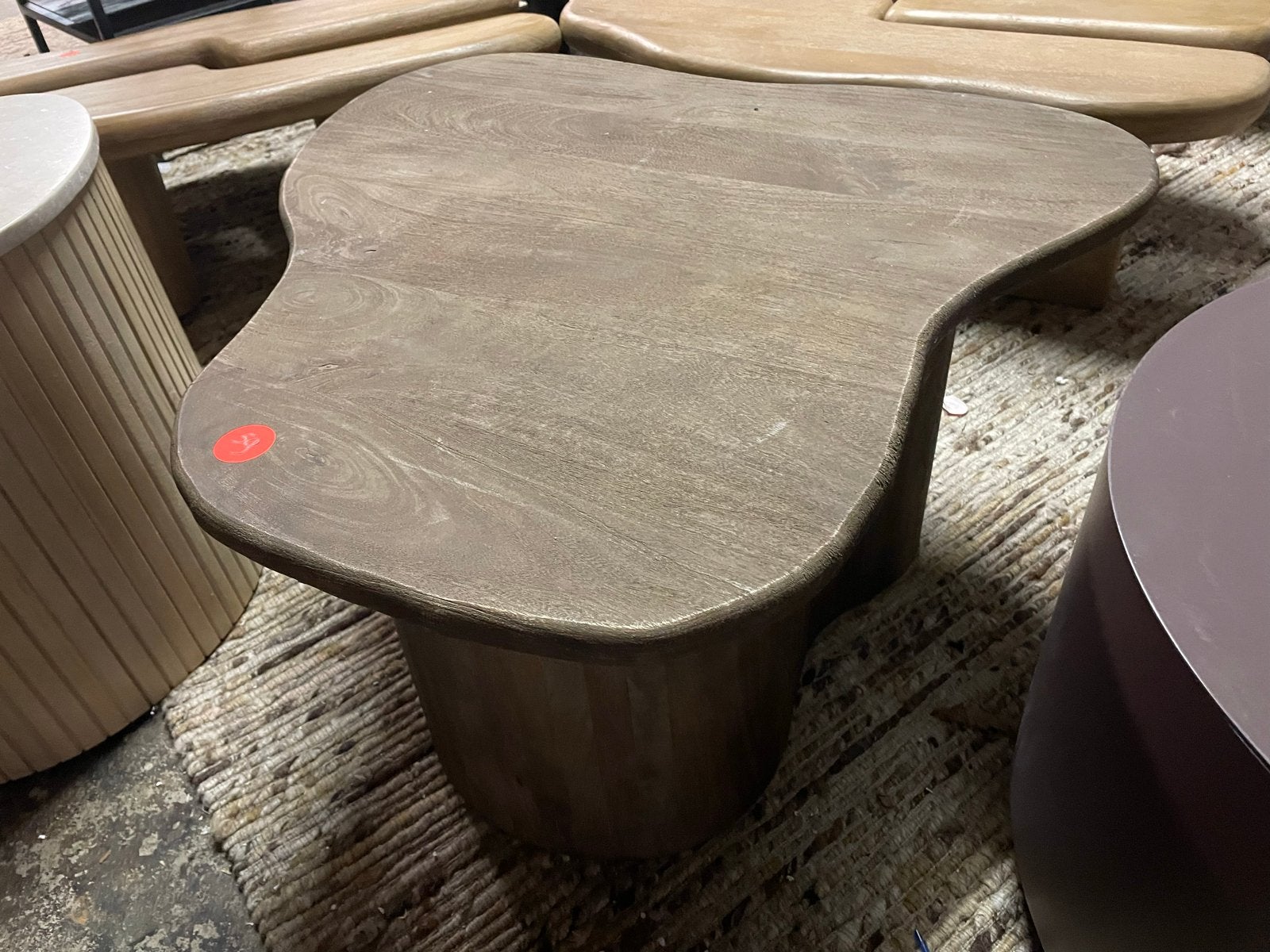 Organische bijzettafel van massief mangohout, Huis en Inrichting, Ophalen, Minder dan 45 cm, Nieuw, 55 tot 75 cm