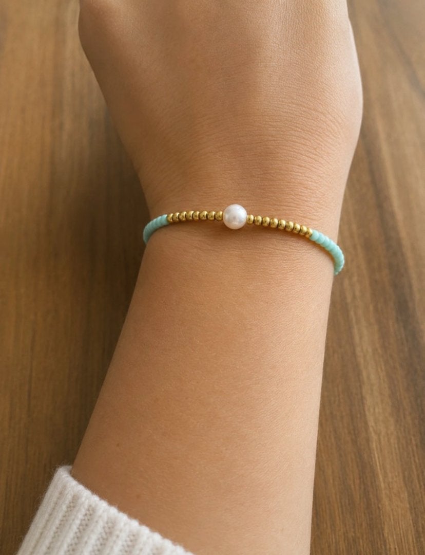 Handgemaakte armband met parel en goudkleurige kralen, Overige materialen, Overige kleuren, Verzenden, Nieuw