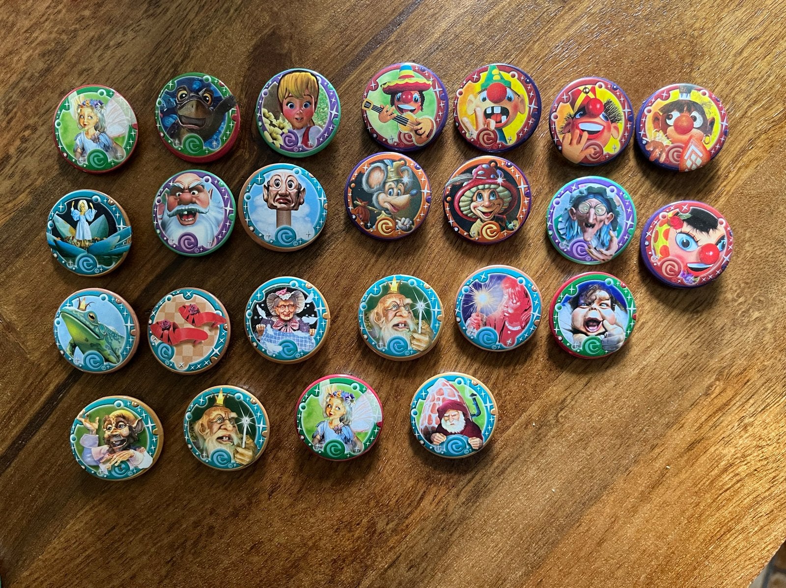 24 Efteling Buttons - Diverse Figuren, Verzamelen, Ophalen of Verzenden, Gebruikt, Button of Speldje