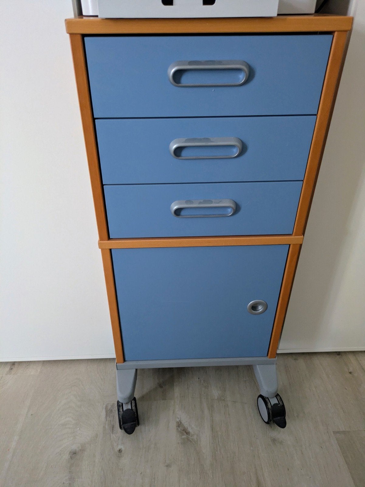Ikea EFFEKTIV blauw/bruin Kastje op Wielen - 95x42x43 cm, Ophalen, Gebruikt