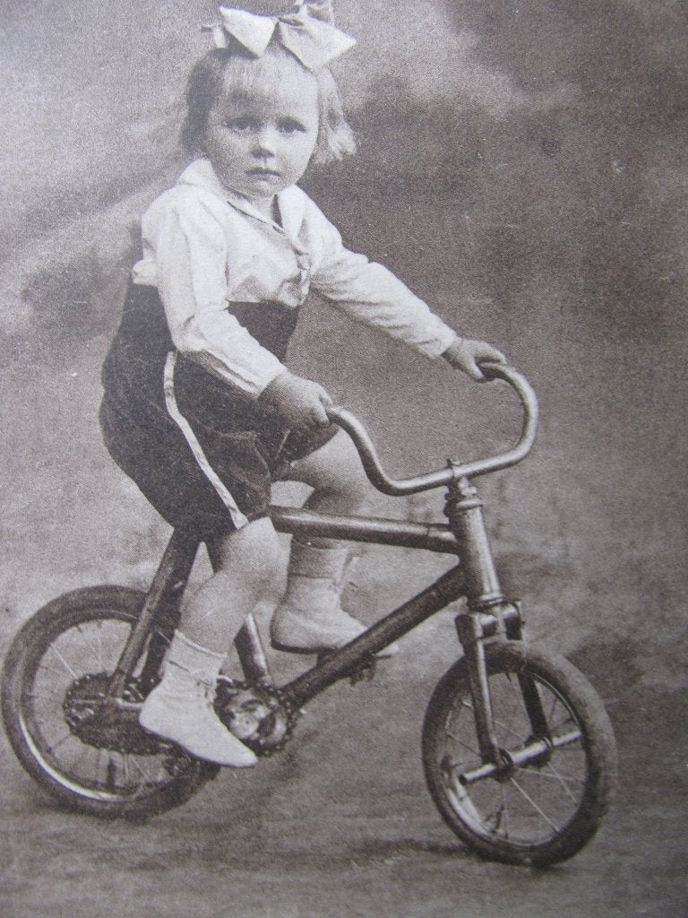 Antieke Kaart - Meisje op Fiets, Verzamelen, Verzenden, Voor 1920, Ongelopen, Kinderen