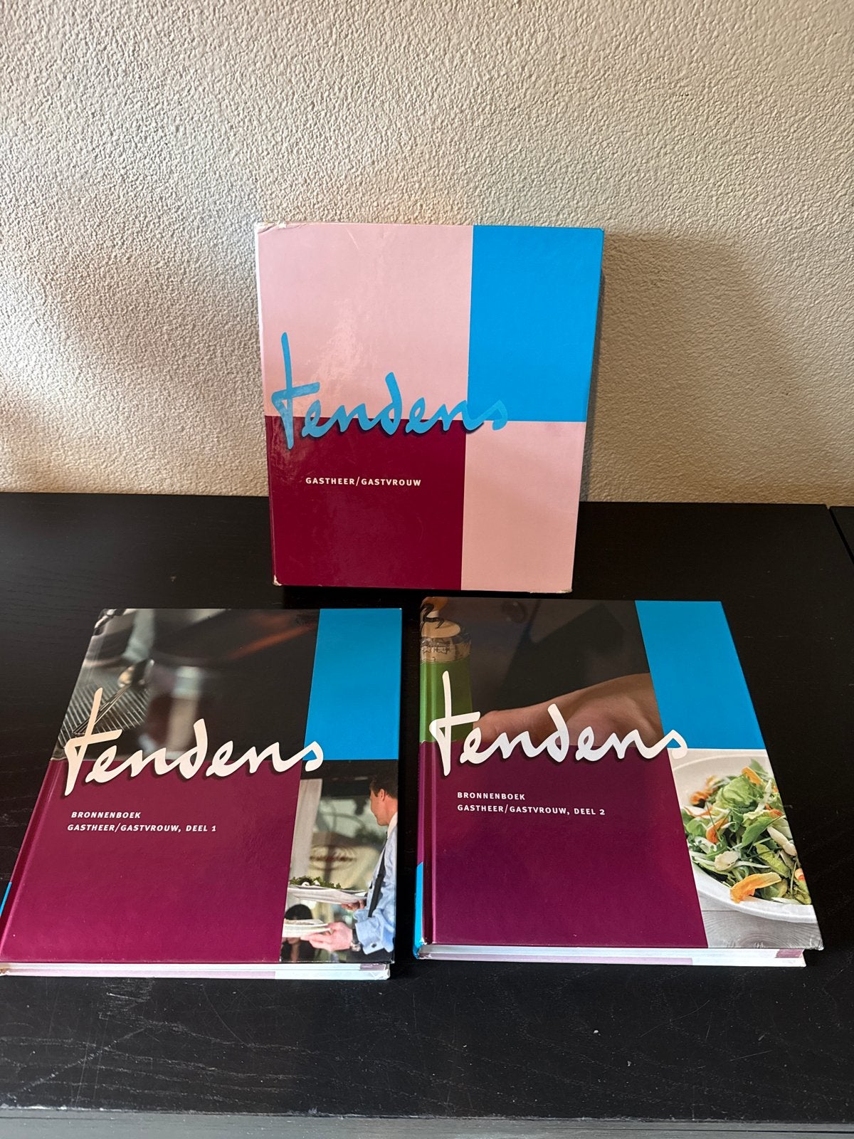 Tendens Bronnenboek Gastheer/Gastvrouw - Deel 1 & 2, Ophalen, Zo goed als nieuw, MBO