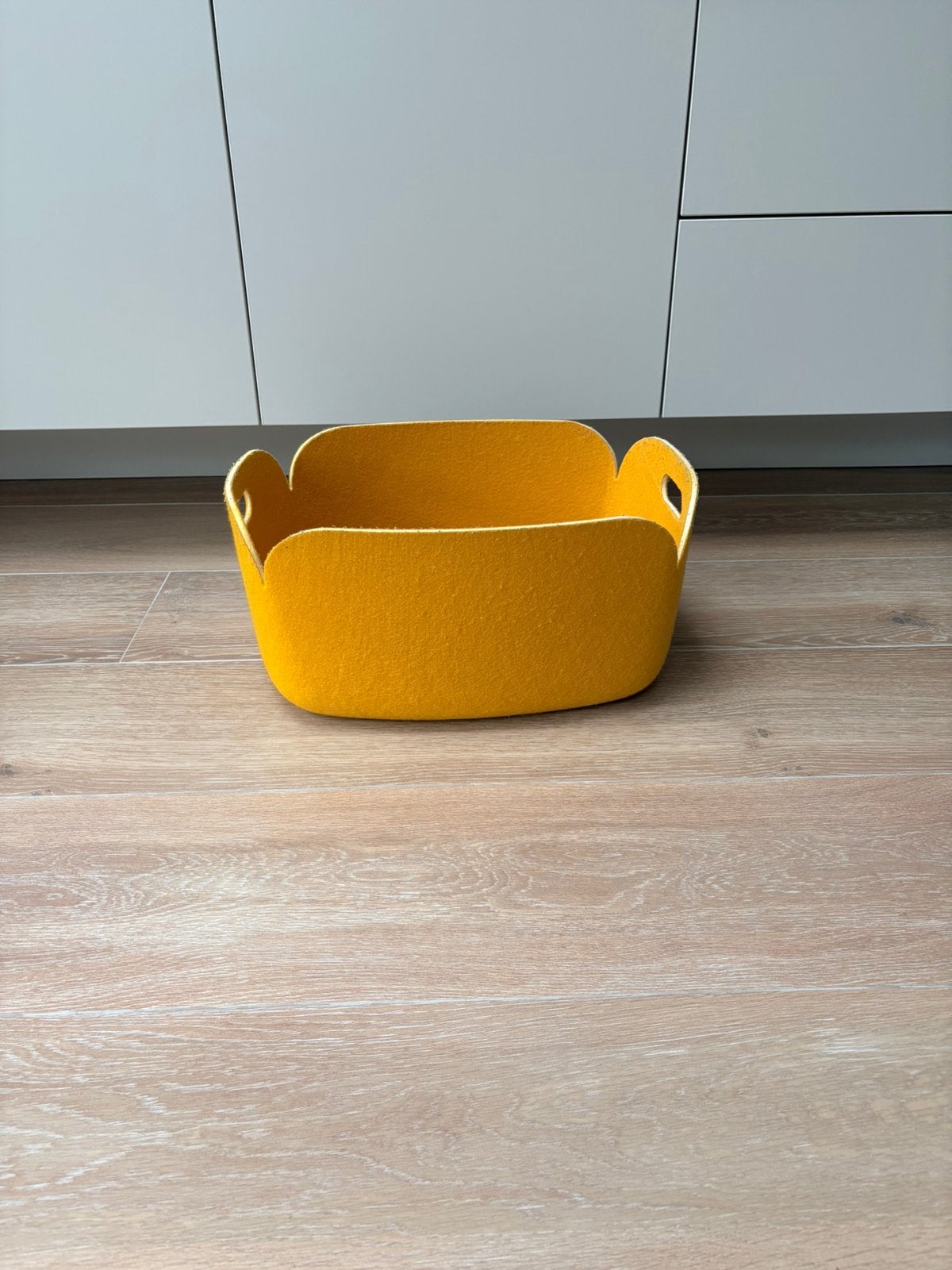 Muuto restore, Ophalen of Verzenden, Zo goed als nieuw, Rond, Steen