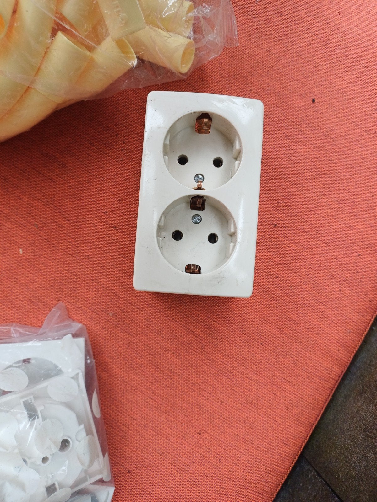 Dubbel opbouw stopcontact - Wit, Ophalen