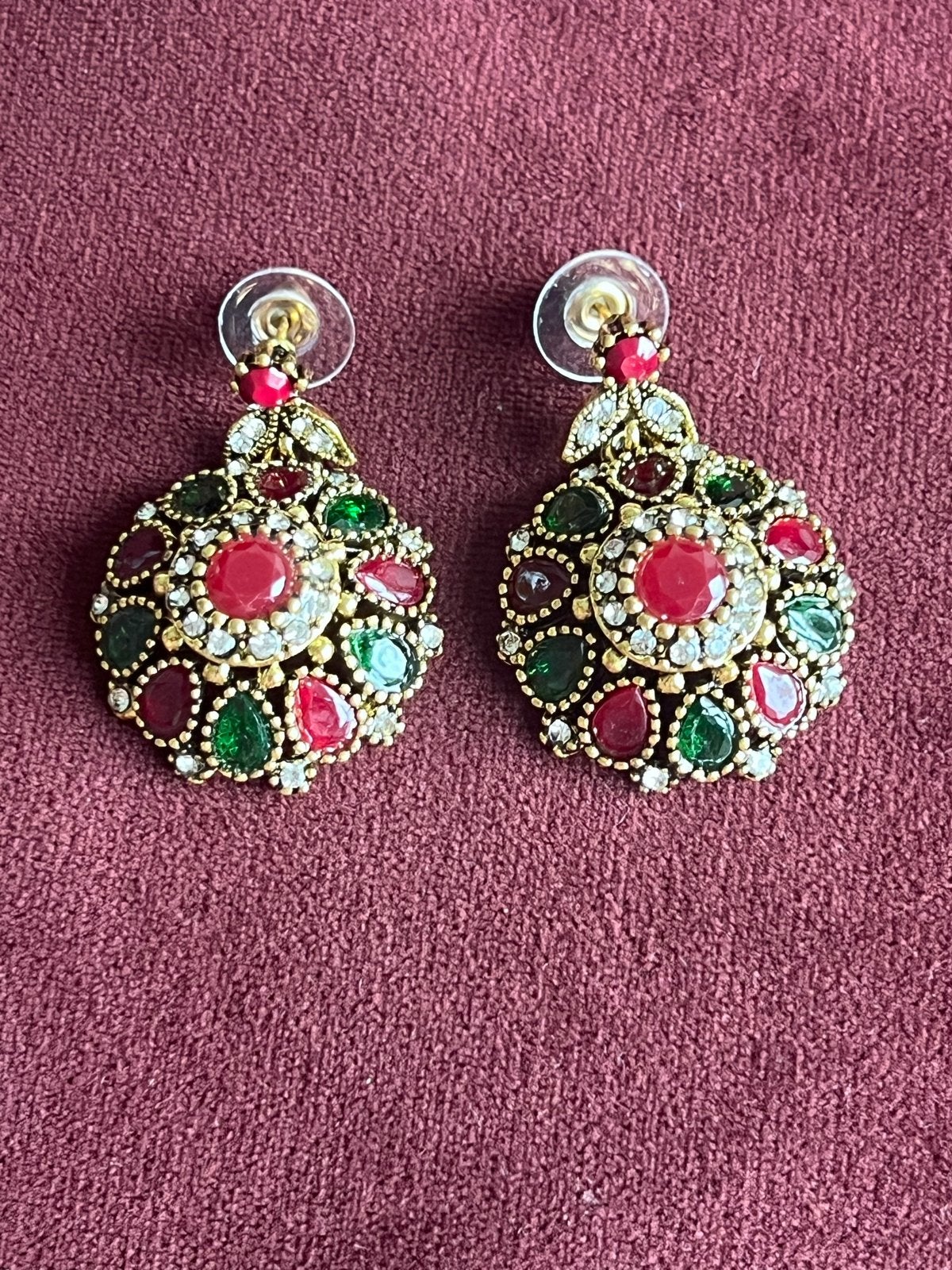 Oorbellen met rode en groene edelstenen, Sieraden, Tassen en Uiterlijk, Overige materialen, Hangers, Ophalen of Verzenden, Zo goed als nieuw