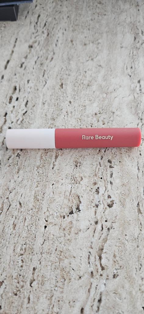 Rare Beauty Lip Souffle Matte Lip Cream in Brave - Nieuw, Sieraden, Tassen en Uiterlijk, Uiterlijk | Cosmetica en Make-up, Ophalen of Verzenden