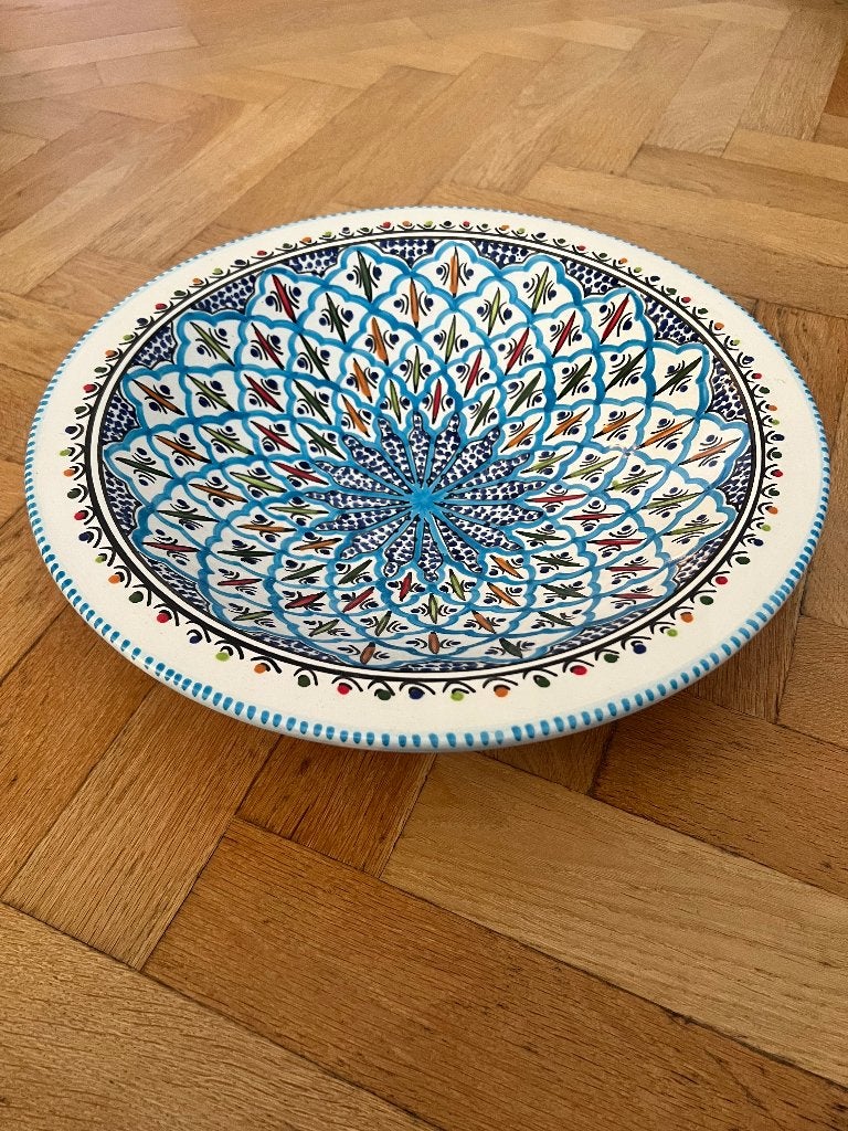 Handgemaakte Tunesische keramische serveerschaal 38cm, Huis en Inrichting, Woonaccessoires | Schalen en Manden, Ophalen, Porselein of Keramiek