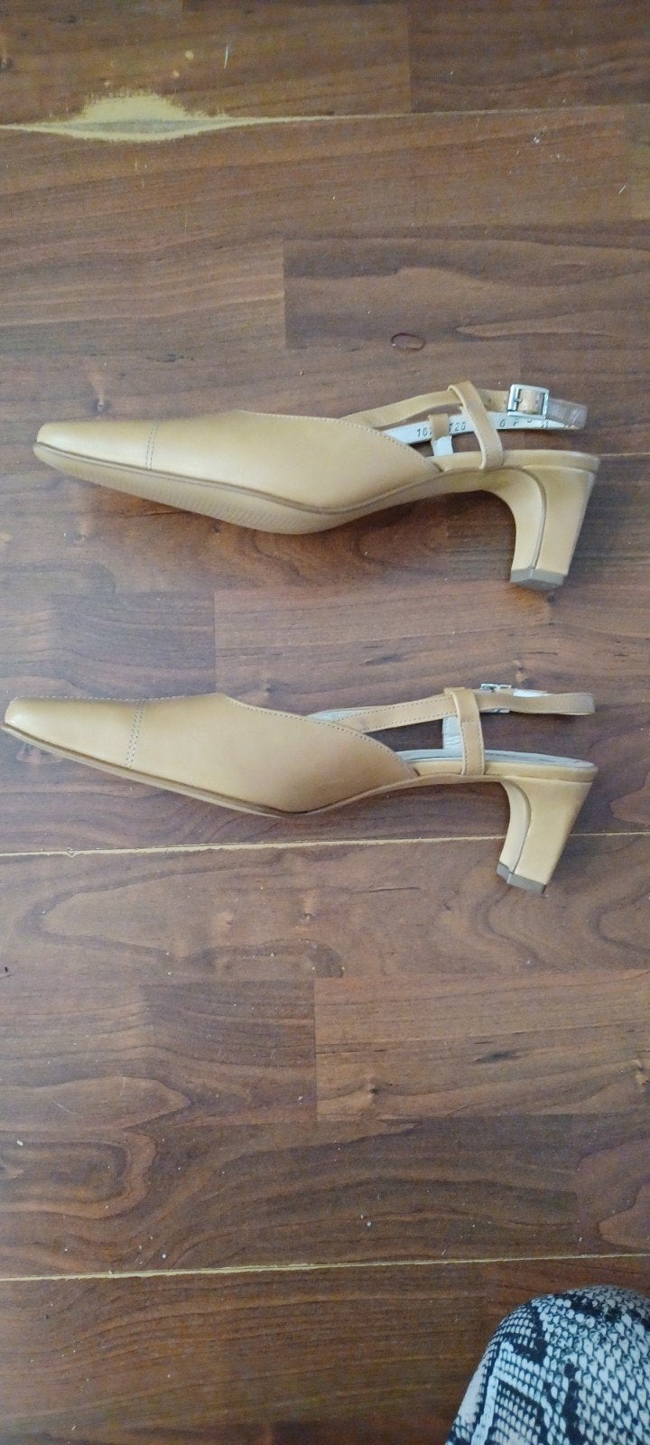 Beige pumps met lage hak ., Schoenen met lage hakken, Beige, Ophalen of Verzenden, Zo goed als nieuw