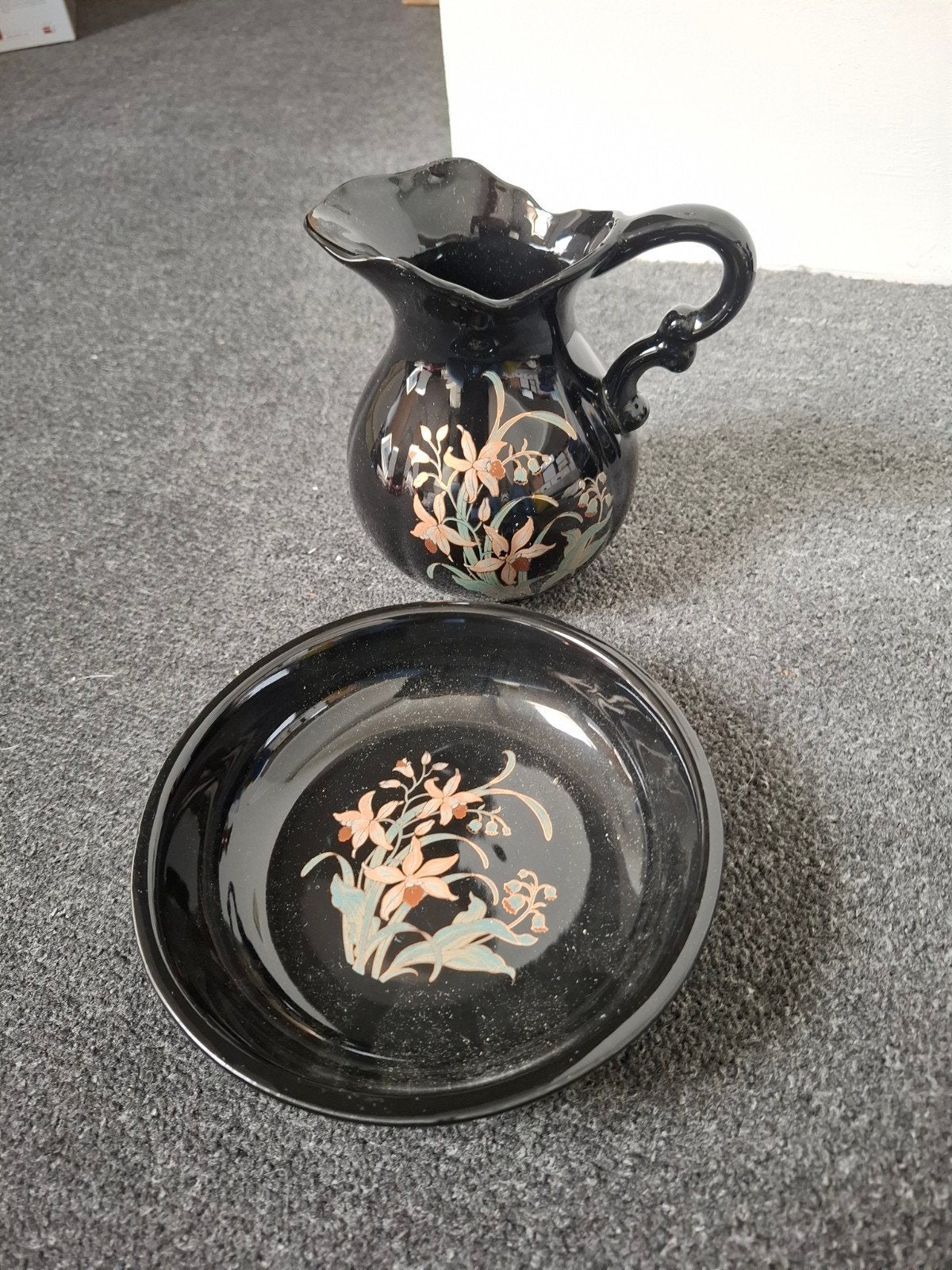 Vintage Zwart Keramiek Kan en Kom met Bloemmotief, Antiek en Kunst, Ophalen of Verzenden