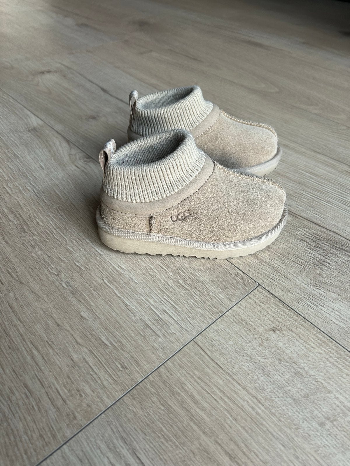 Ugg Classic Ultra Mini Stretch Cuff Mustard Seed - Maat 25, Ophalen of Verzenden, Zo goed als nieuw, Jongen of Meisje, Laarzen