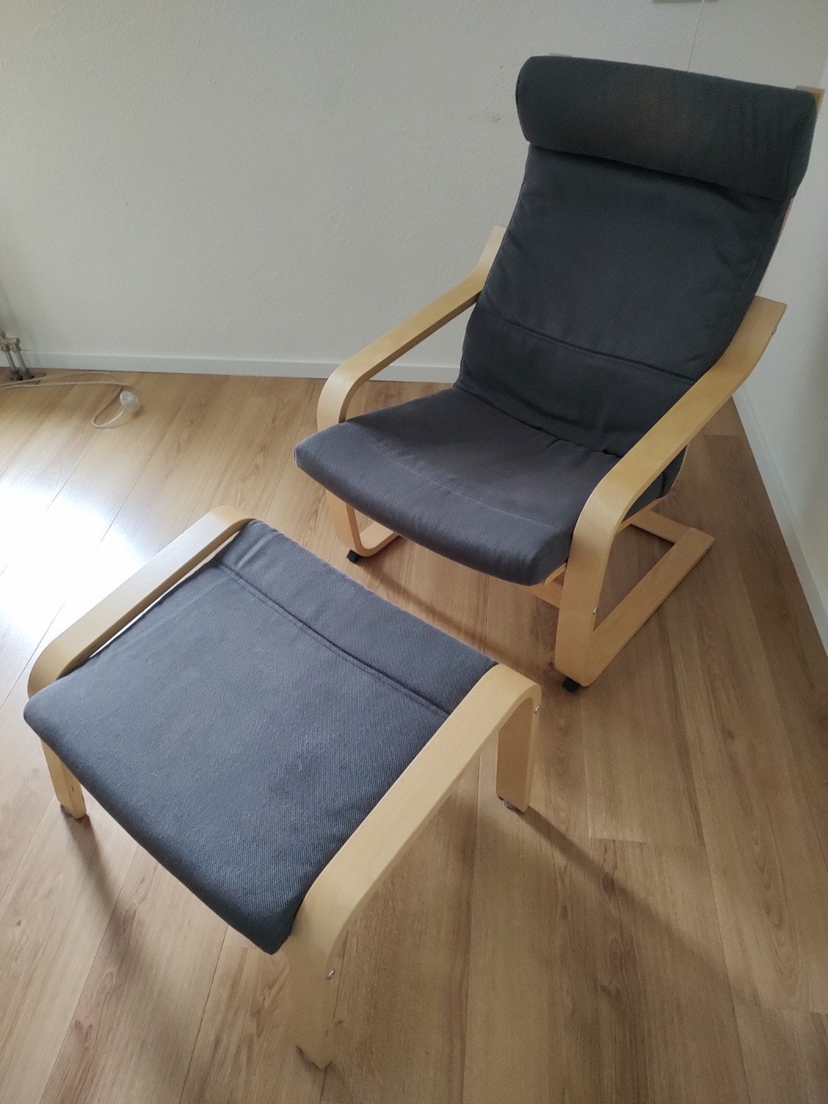 Ikea Poäng fauteuil met voetenbank - Zo goed als nieuw, Huis en Inrichting, Ophalen, Hout, Modern, Scandinavisch, 75 tot 100 cm