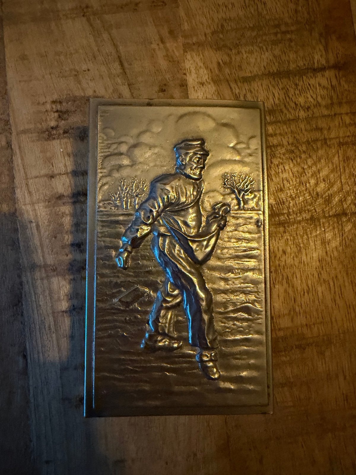 Vintage sigarettendoos met zaaier reliëf, Ophalen of Verzenden