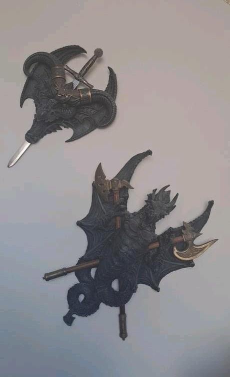 Draken-wandbeeld met gekruiste bijlen+ demon/ram-schedel, Overige onderwerpen, Kunststof, Ophalen of Verzenden, Handgemaakt