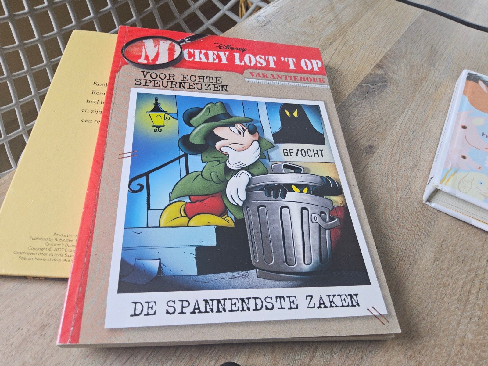 Mickey Lost 't Op Vakantieboek - Puzzels en Stripverhalen, Eén stripboek, Ophalen of Verzenden, Gelezen, Disney