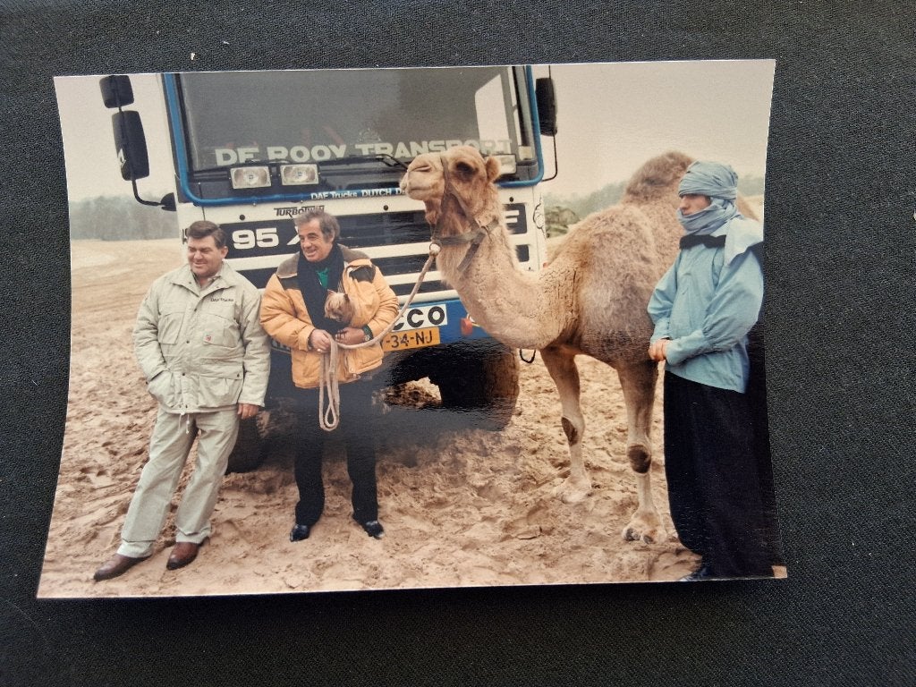 persfoto DAF 95 X1 Paris Dakar '88 Jan de Rooij in woestijn, Verzamelen, Ophalen of Verzenden, Zo goed als nieuw, Auto's