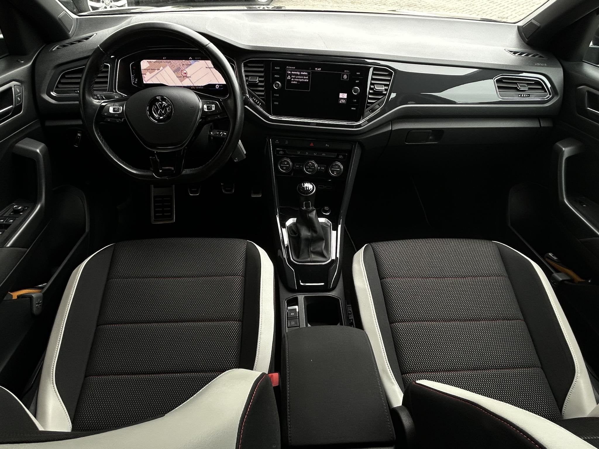 Volkswagen T-Roc 1.5 TSI Sport | Trekhaak | Adaptieve Cruise, Voorwielaandrijving, 12 maanden, Stof, Zwart