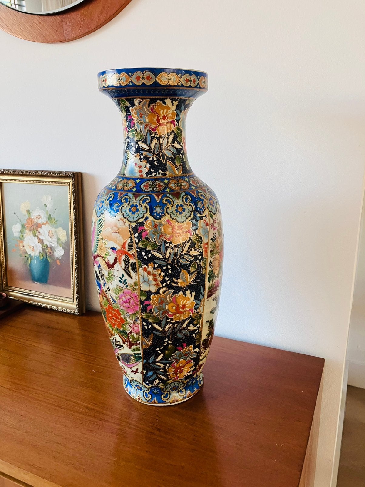 Grote vintage polychrome porseleinen balustervaas., Ophalen
