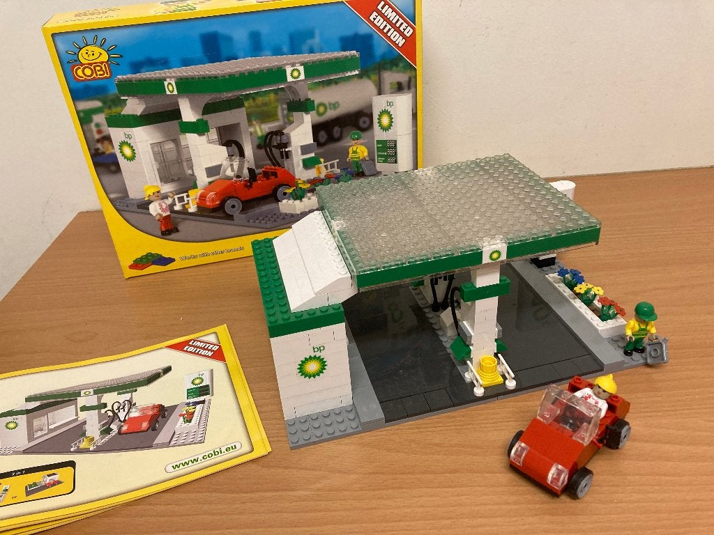 Cobi BP LIMITED EDITION COBI Tankstation + auto + poppetje, Ophalen of Verzenden, Zo goed als nieuw, Overige merken