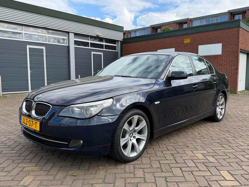BMW 5-Serie 3.0 I 525 AUT 2007 Blauw /Airco/Cruise/Navi/LMV, Auto's, Achterwielaandrijving, 2000 kg, 2996 cc, Leder