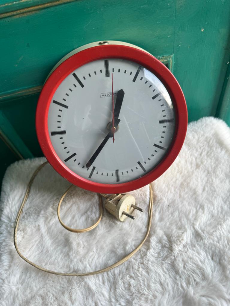 Unieke Van Doorn Industriële Wandklok - Rood - Jaren '60/'70, Ophalen of Verzenden