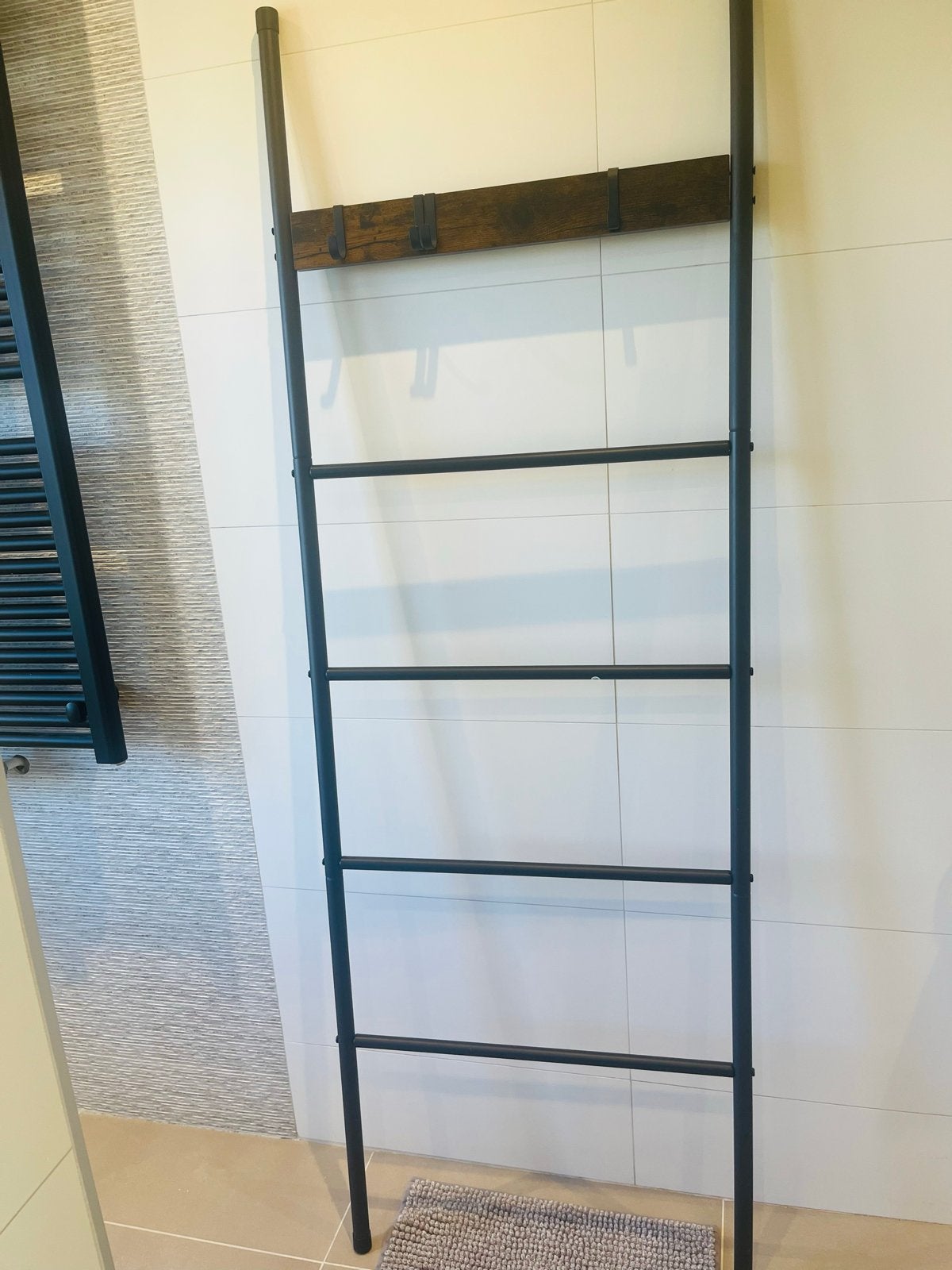 Zwart metalen handdoekenrek (ladder) met houten haken, Ophalen, Zo goed als nieuw, Zwart, Handdoekenrek