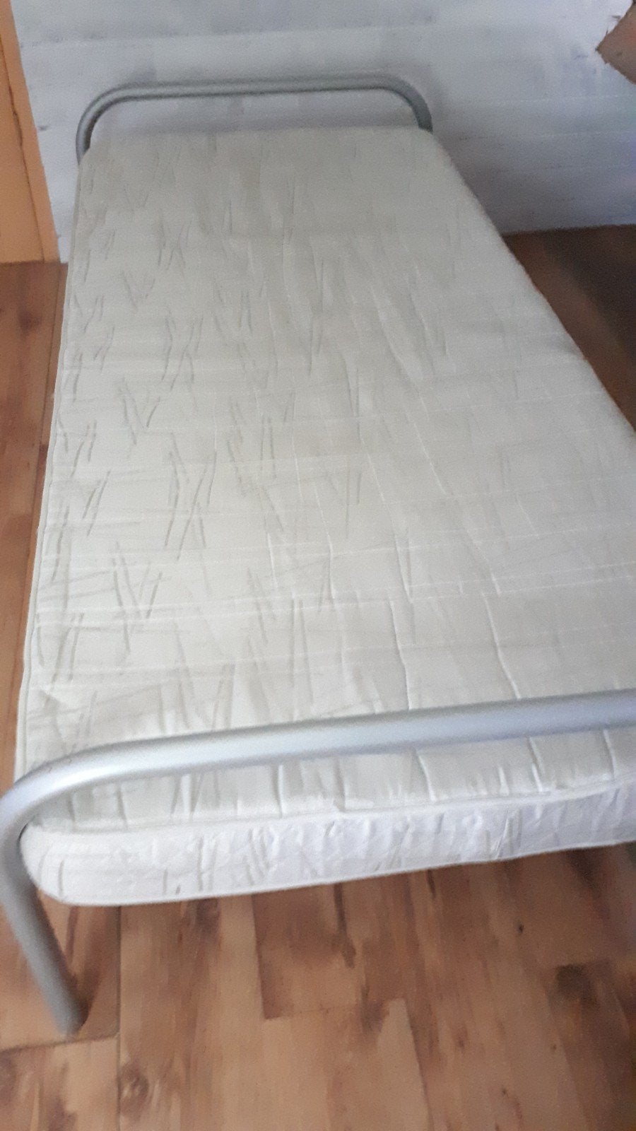 1 pers bed , met matras in goede staat., Ophalen, 90 cm, Eenpersoons, Zo goed als nieuw